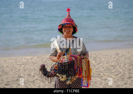 05/05/2018. La Thaïlande. Phuket. Portrait d'une vieille femme d'apparence asiatique debout sur le bord de la mer et de la vente de bijoux faits main. Banque D'Images