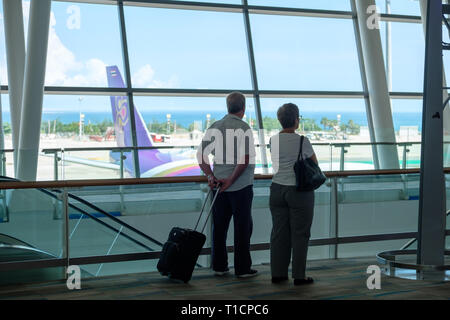 La Thaïlande, Phuket - 09.05.18. Deux personnes âgées de l'homme et la femme ainsi que l'assurance date d'attendre dans l'aéroport pour le départ. Banque D'Images