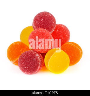 Pile de marmelade de fruits colorés. Isolé sur blanc. Banque D'Images