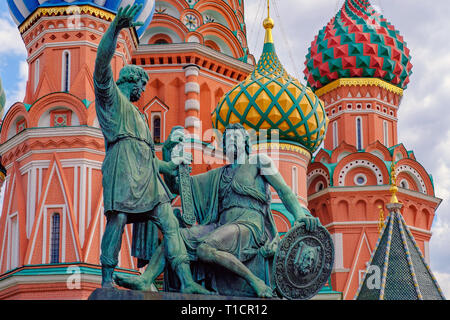 Moscou, Russie. Pojarski Minin et monument en bronze sur la Place Rouge. Cathédrale saint basilics sur arrière-plan. Banque D'Images