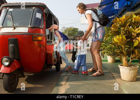 En vacances en famille, mère et enfants obtenir dans un tuk-tuk, plaisir. Voyager avec des enfants, randonnée, temps en famille, vie active concept. Banque D'Images