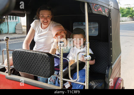 En vacances en famille, la mère et les enfants assis en tuk-tuk, voyageant par ville, plaisir. Voyager avec des enfants, randonnée, temps en famille, active Banque D'Images