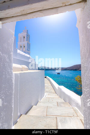 La célèbre vieille eglise d'Agia Irini, à l'entrée de Yalos, le port de l'île de Ios, Cyclades, en Grèce. Banque D'Images