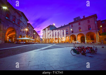 Coucher du Soleil vue sur la piazza Santo Stefano à la soirée, Bologne, Italie Banque D'Images