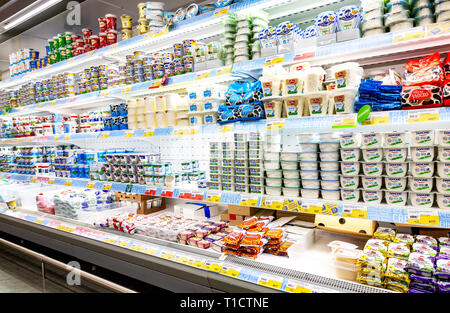 Samara, Russie - le 29 juin 2018 : les produits laitiers frais prêt pour la vente en supermarché Lenta. L'un des plus gros détaillant en Russie Banque D'Images