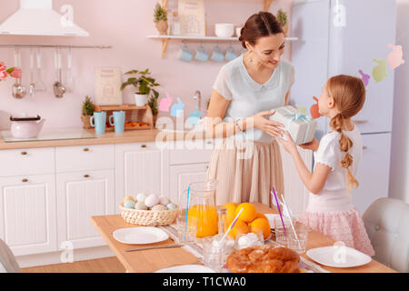 Charmante brunette woman looking at her daughter Banque D'Images