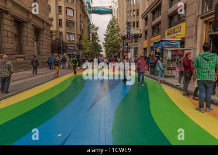 Santiago, Chili, 6 avril 2018. Les gens sont la marche et lèche le long d'une rue peint de couleurs vives, à Santiago, Chili. Usage éditorial uniquement. Banque D'Images