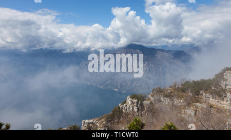 Panorama du paysage avec des nuages sur un fond de montagnes sur le lac de Garde, Vénétie, Italie Banque D'Images