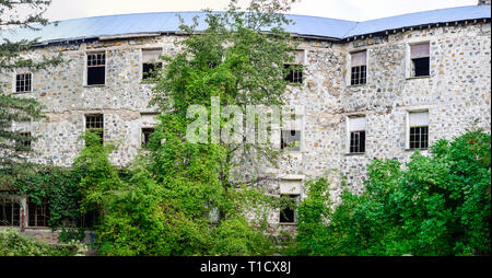 Bérengère Hôtel et la forêt de montagne - bâtiment abandonné dans Prodromos, Chypre Banque D'Images