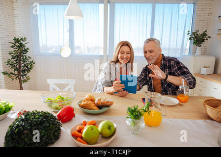 Les parents aimants smiling avoir une conversation vidéo avec leur fils Banque D'Images