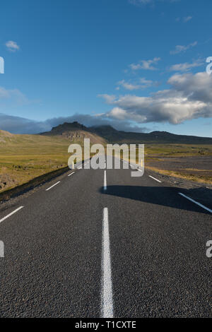 Belles montagnes avec ciel dramatique le long de la rocade, la route 1 en Islande Banque D'Images