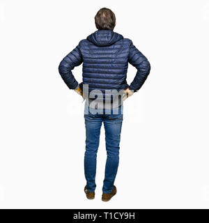 L'âge moyen beau manteau d'hiver homme portant en arrière à l'écart permanent avec les bras sur le corps Banque D'Images