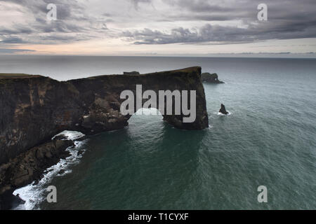 Dyrholaey promontory une destination touristique populaire sur la côte sud de l'Islande Banque D'Images