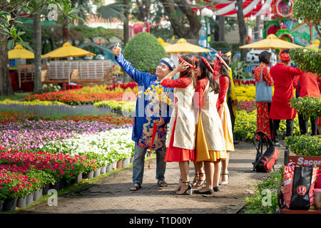 Parc Tao Dan, Hanoi, Vietnam - Février 31, 2019 : dans le Nouvel An lunaire, les Vietnamiens et les touristes étaient au parc Tao Dan heureusement pour profiter Banque D'Images