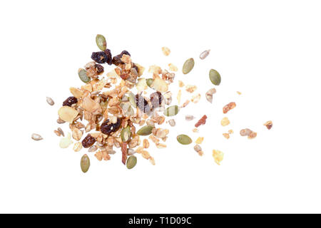 Voir photo en haut de pile granola isolé sur fond blanc, de muesli, de texture grain graines dispersées, pour une bonne santé alimentaire en céréales, graines de céréales, muesli Banque D'Images