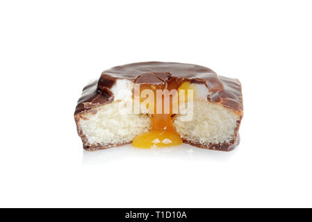 Gâteau de chocolat au gros plan avec la sauce au caramel Banque D'Images