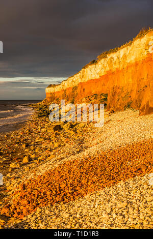 Les Falaises près d'Old Hunstanton Hunstantion sur la côte de Norfolk, où les fonds de craie blanche calcaire rouge en une formation. Connu sous le nom de falaises de bonbons. Banque D'Images