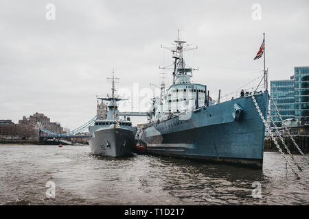 Londres, Royaume-Uni - 16 mars 2019 : Avis de HMS Belfast et un navire à partir de la Tamise. Le HMS Belfast plus importante de la Seconde Guerre mondiale survivant Nav Royal Banque D'Images