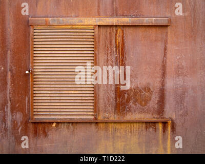 Сompletely avec volets de fenêtre en métal rouillé Banque D'Images