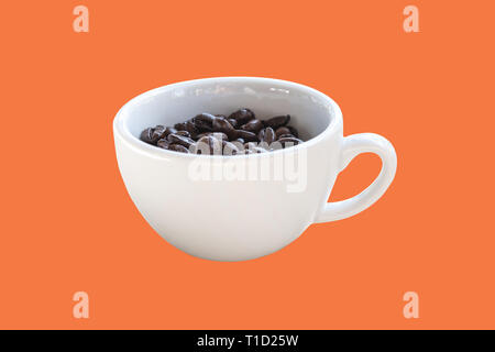 Les grains de café torréfiés dans un verre blanc isolé sur fond orange. Banque D'Images