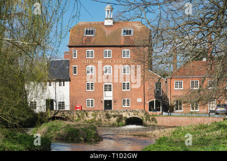 Le moulin de Elstead, Surrey, UK, un pub rustique ou sur la rivière Wey dans un moulin du xviie siècle Banque D'Images