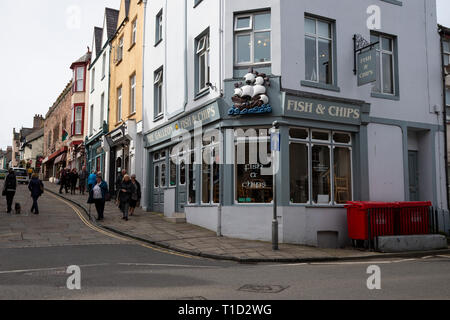 Une vue de la grande rue historique, Conwy dans le Nord du Pays de Galles et le fish and chips restaurant Galleon Banque D'Images