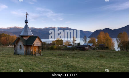 L'église russe typique dans les montagnes, près de l'Teletskoe lake. La Slovénie Banque D'Images