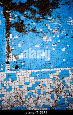 Azur bleu carreaux rétro cassé en mosaïque piscine abandonnée - Bérengère Hotel, Chypre Banque D'Images