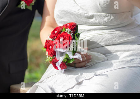 Bouquet de mariage tenue dans la main Banque D'Images