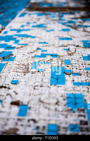 Azur bleu carreaux rétro cassé en mosaïque piscine abandonnée - Bérengère Hotel, Chypre Banque D'Images