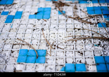 Azur bleu carreaux rétro cassé en mosaïque piscine abandonnée - Bérengère Hotel, Chypre Banque D'Images