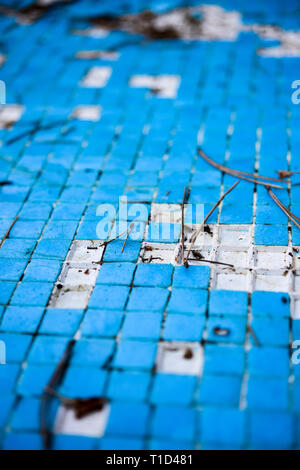 Azur bleu carreaux rétro cassé en mosaïque piscine abandonnée - Bérengère Hotel, Chypre Banque D'Images