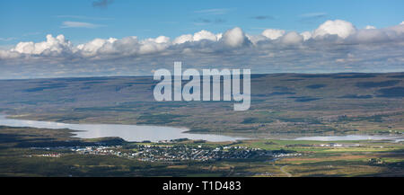 Petite ville de pêcheurs de Siglufjordur sur la côte nord de l'Islande Banque D'Images