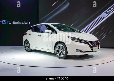 Nonthaburi-Thailand 5 déc 2017 : la Nissan LEAF zéro émission, 100 % électrique voiture sur l'affichage à la 34e Thaïlande Motor Expo 2017 Le DÉC 1 - 112017 Banque D'Images