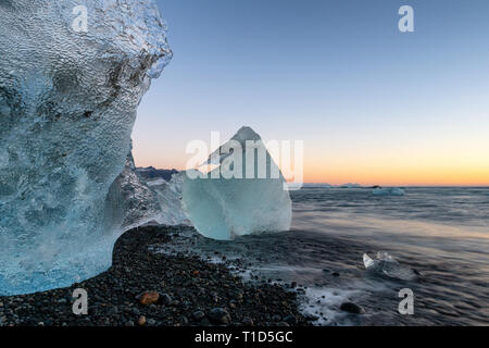 Les icebergs Jokulsarlon Iceberg sur plage (aka Diamond Beach), l'Islande Banque D'Images