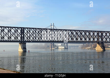 En acier ancien pont ferroviaire sur la rivière Sava à Belgrade Banque D'Images