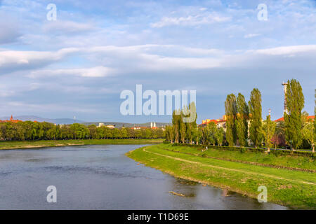 Vue de l'Uzh river Printemps à Kazan, ville de l'Ukraine. Uzh River situé dans la région de Transcarpathie en Ukraine et à Michalovce et district Sobrance Banque D'Images