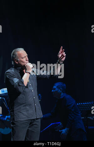 Bertín Osborne vu l'exécution au Teatro Calderón durant la Yo debí de enamoarme tu madre (nouvel album) concert à Madrid. Banque D'Images