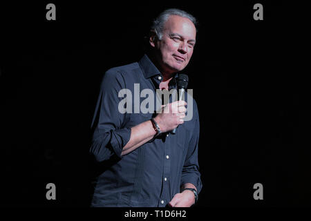 Bertín Osborne vu l'exécution au Teatro Calderón durant la Yo debí de enamoarme tu madre (nouvel album) concert à Madrid. Banque D'Images