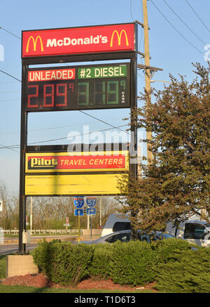 Les prix du gaz et McDonalds signe signe à arrêt de camion pilote dans l'Illinois Monee Banque D'Images