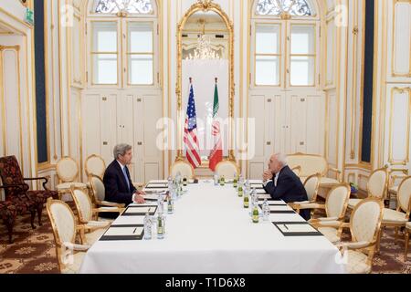Le secrétaire d'Etat John Kerry se trouve en face du Ministre iranien des affaires étrangères, Javad Zarif, le 1er juillet 2015, à Vienne, Autriche, avant un tête-à-un rencontrez Banque D'Images