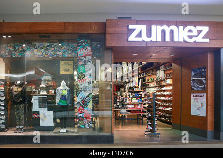 Lawrence township, New Jersey, le 24 février 2019:Zumiez store front dans la région de Quaker Bridge Mall, Zumiez Inc. est un magasin de vêtements spécialisés américains. - Image Banque D'Images