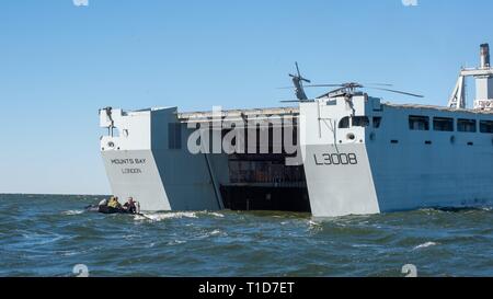 190322-N-MU198-0147 de l'OCÉAN ATLANTIQUE (23 mars 2019) marins affectés à l'élimination des explosifs et munitions (unité mobile) EODMU 2 obtenez en cours sur un engin d'attaque en caoutchouc de combat la Royal Fleet Auxiliary landing ship dock Mounts Bay au cours d'une des mesures de déminage (MCM) groupe d'expérience. Cette expérience, tenue à bord Mounts Bay, affine et fait progresser la capacité de l'EOD Marine pour commander et contrôler un groupe MCM. L'EOD Marine réalise cette communauté en embarquant des navires d'occasion de diriger l'air, surface et expéditionnaires MCM forces canadiennes, y compris le corps expéditionnaire de la Marine MCM (ExMCM) uni Banque D'Images