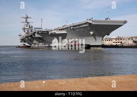 NEWPORT NEWS, Virginie (17 mars 2019), USS Gerald R. Ford (CVN 78) est manoeuvré par des remorqueurs pendant un virage dans l'évolution du navire la James River. Ford est actuellement en post-shakedown la disponibilité de Huntington Ingalls Industries-Newport News Shipbuilding. (U.S. Photo par marine Spécialiste de la communication de masse 2e classe Ryan Seelbach) Banque D'Images