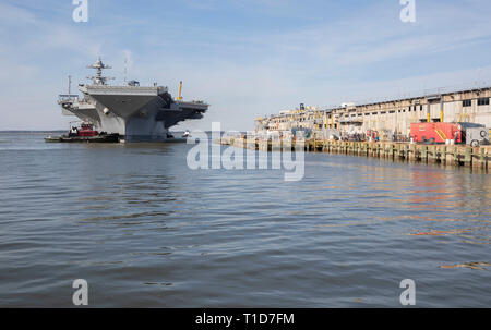 NEWPORT NEWS, Virginie (17 mars 2019), USS Gerald R. Ford (CVN 78) est manoeuvré par des remorqueurs pendant un virage dans l'évolution du navire la James River. Ford est actuellement en post-shakedown la disponibilité de Huntington Ingalls Industries-Newport News Shipbuilding. (U.S. Photo par marine Spécialiste de la communication de masse 2e classe Ryan Seelbach) Banque D'Images