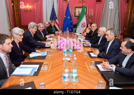 Le secrétaire d'Etat John Kerry -- flanquée par chef de cabinet Jon plus fine, sous secrétaire d'État aux affaires politiques, Wendy Sherman, l'Énergie des États-Unis S Banque D'Images