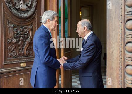 Le ministre français des Affaires étrangères, Laurent Fabius fermoirs mains avec le secrétaire d'Etat John Kerry, après son arrivée au Quai d'Orsay à Paris, en France, le Banque D'Images