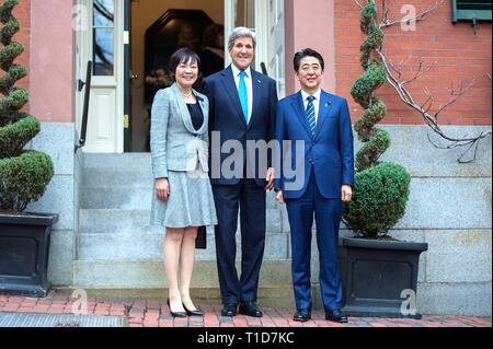 Le secrétaire d'Etat John Kerry pose avec le Premier ministre japonais Shinzo Abe et son épouse, Akie Abe, en face de son domicile le Beacon Hill à Boston Banque D'Images