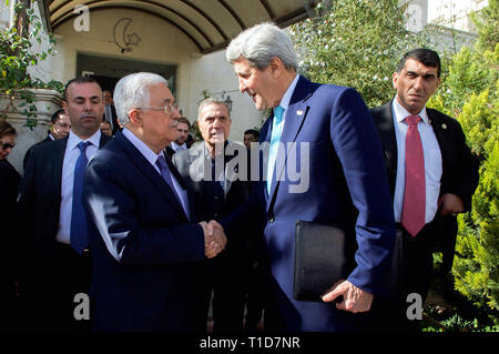 Le secrétaire d'Etat John Kerry dit au revoir à Président de l'Autorité palestinienne Mahmoud Abbas à Amman, Jordanie, le 13 novembre, 2014 Banque D'Images