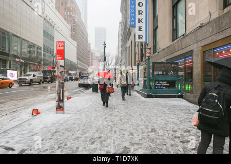 New York, USA, le 12 février 2019:Une tempête de l'hiver apporte le trafic et les piétons à une lente ramper au New York Street. - Image Banque D'Images